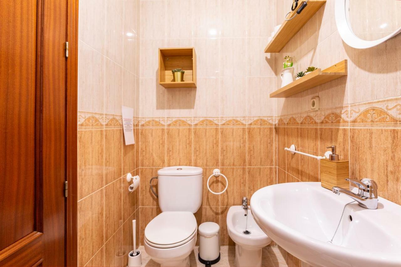 Serva La Bari Shared Apartment Севілья Екстер'єр фото