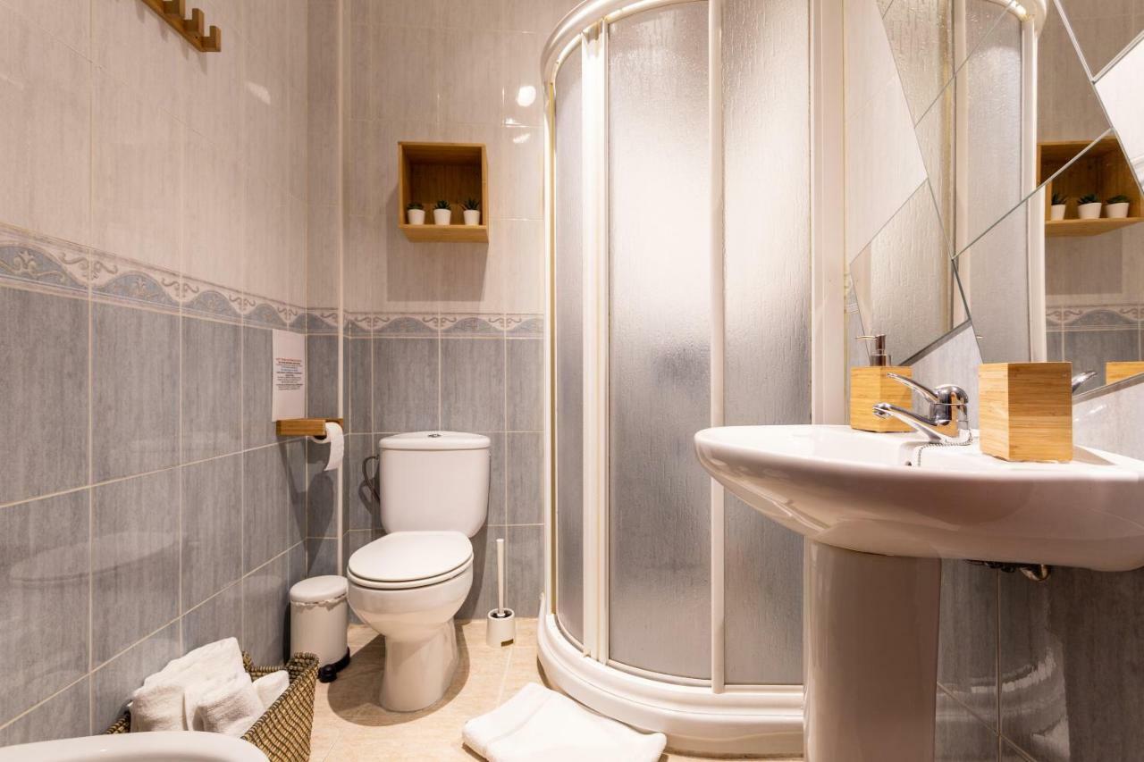 Serva La Bari Shared Apartment Севілья Екстер'єр фото