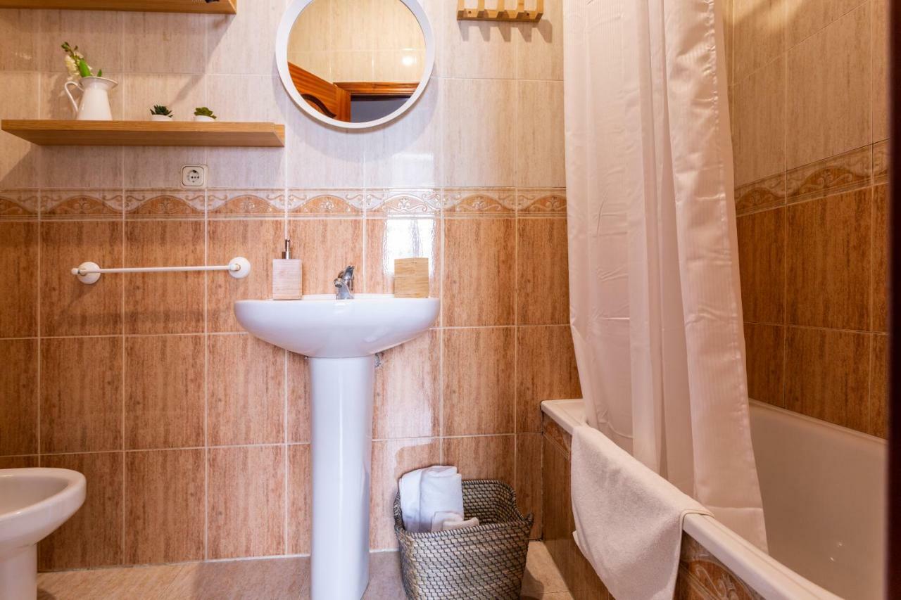 Serva La Bari Shared Apartment Севілья Екстер'єр фото