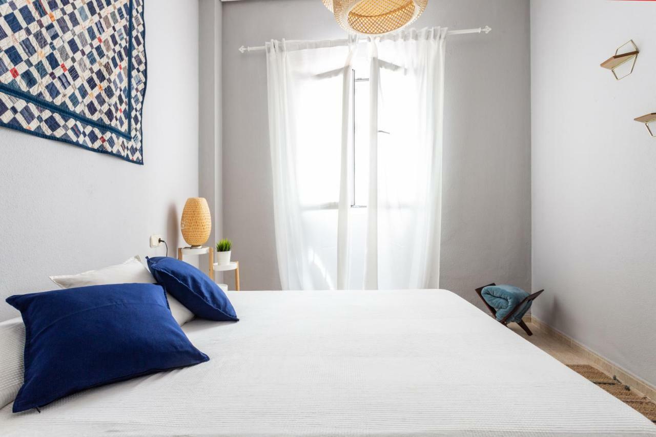 Serva La Bari Shared Apartment Севілья Екстер'єр фото