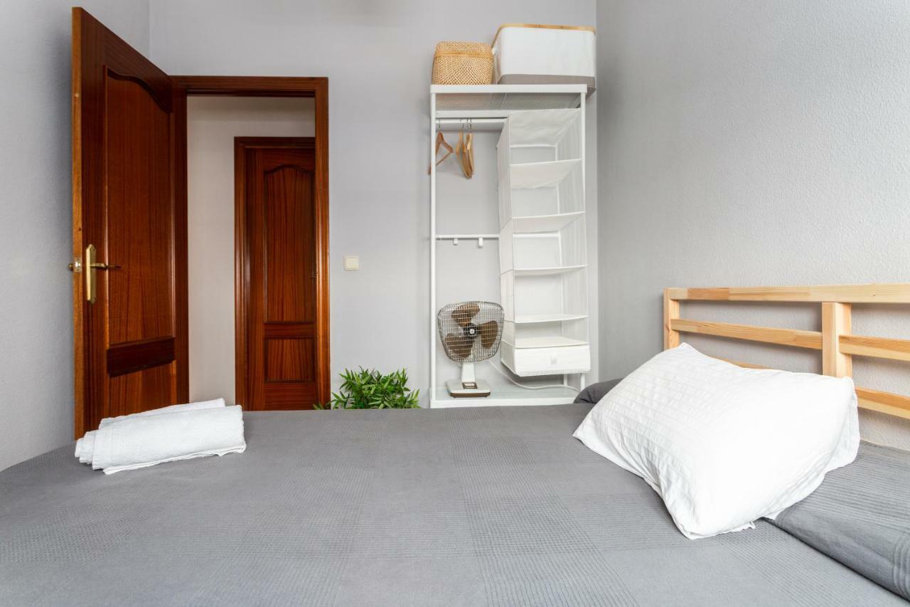 Serva La Bari Shared Apartment Севілья Екстер'єр фото