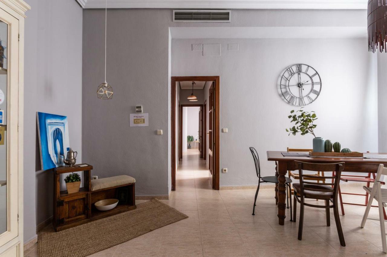 Serva La Bari Shared Apartment Севілья Екстер'єр фото