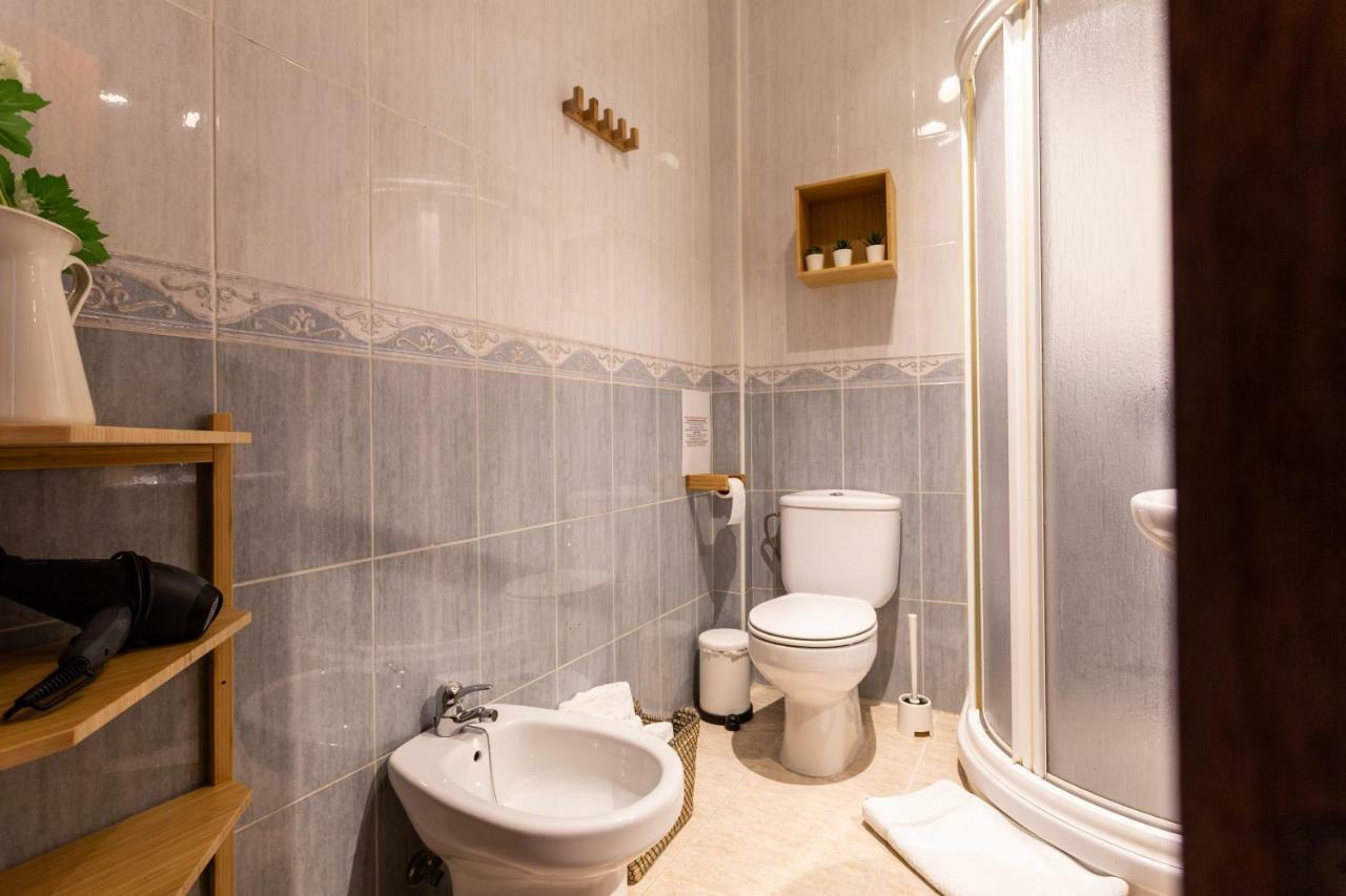 Serva La Bari Shared Apartment Севілья Екстер'єр фото