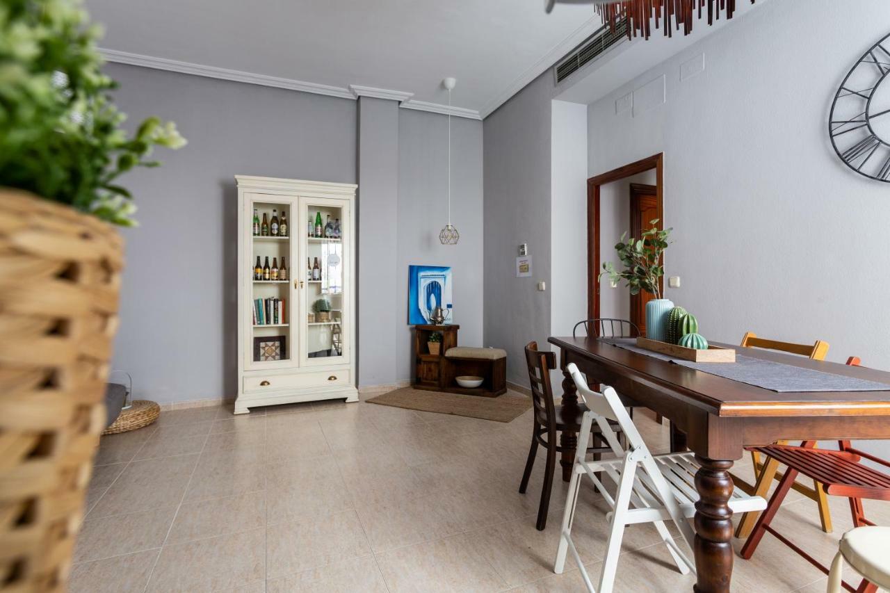 Serva La Bari Shared Apartment Севілья Екстер'єр фото