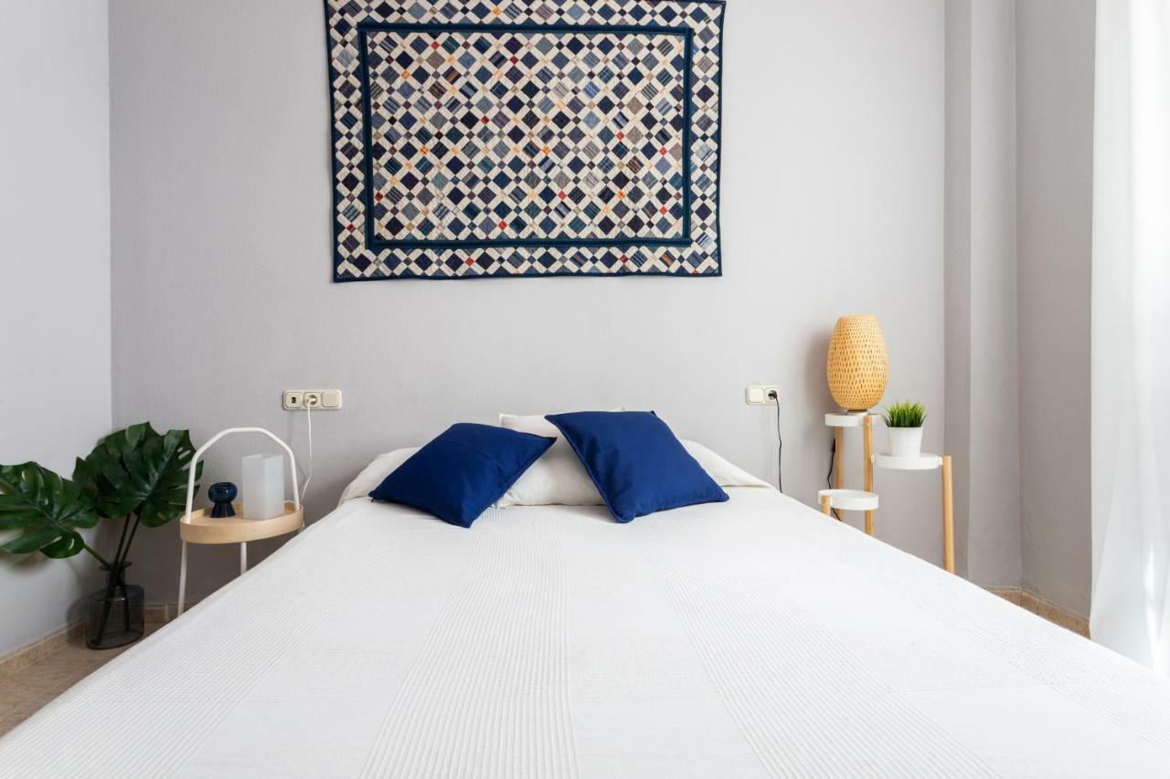 Serva La Bari Shared Apartment Севілья Екстер'єр фото