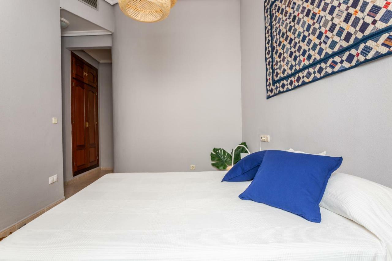 Serva La Bari Shared Apartment Севілья Екстер'єр фото