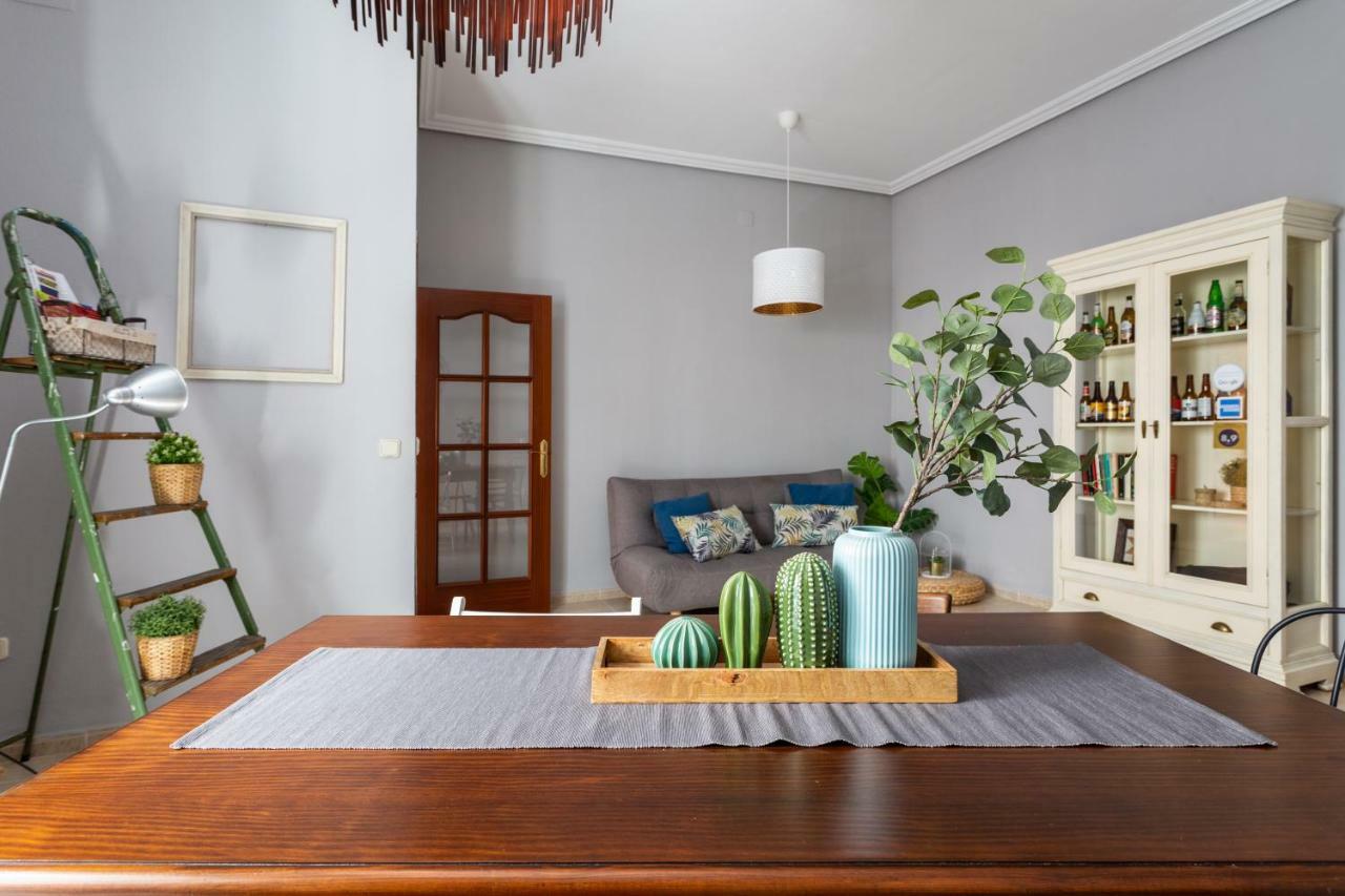 Serva La Bari Shared Apartment Севілья Екстер'єр фото