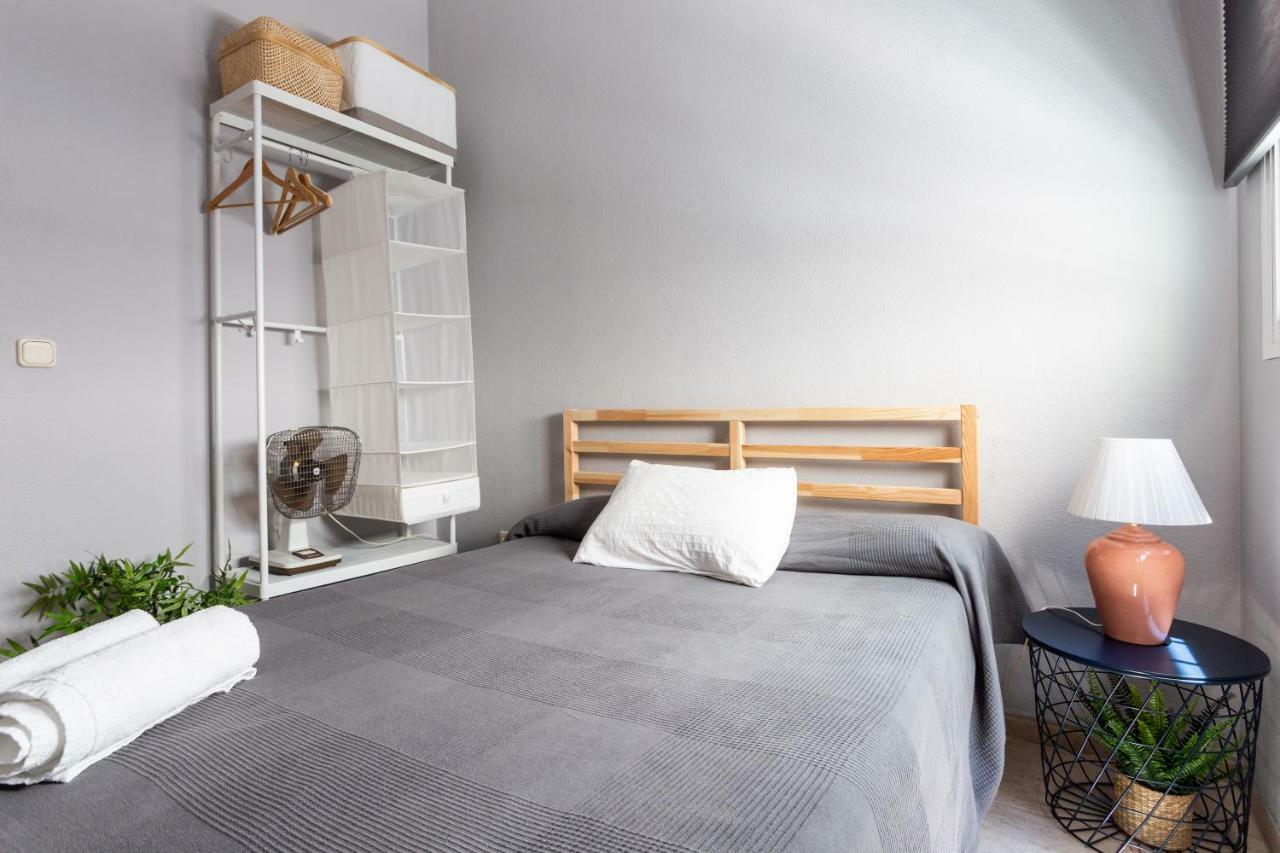 Serva La Bari Shared Apartment Севілья Екстер'єр фото