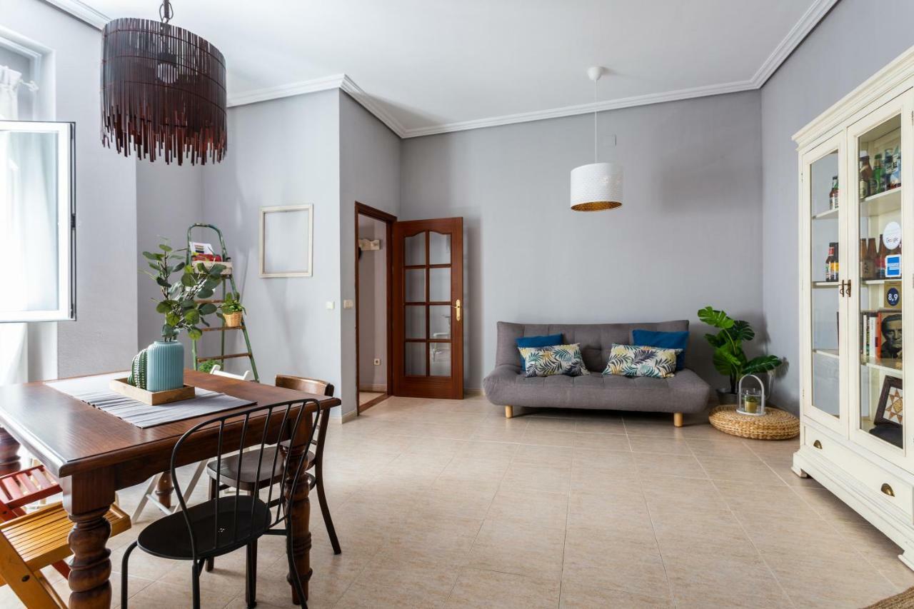 Serva La Bari Shared Apartment Севілья Екстер'єр фото